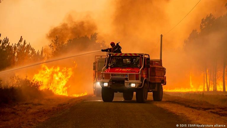 rescodedios's tweet photo. ¿Héroe o temerario?
No todas las fotos de bomberos trabajando muestran héroes. A veces solo conductas temerarias sin justificación.
Ésta es una de ellas. Veamos por qué: https://t.co/DNmKsONbg6