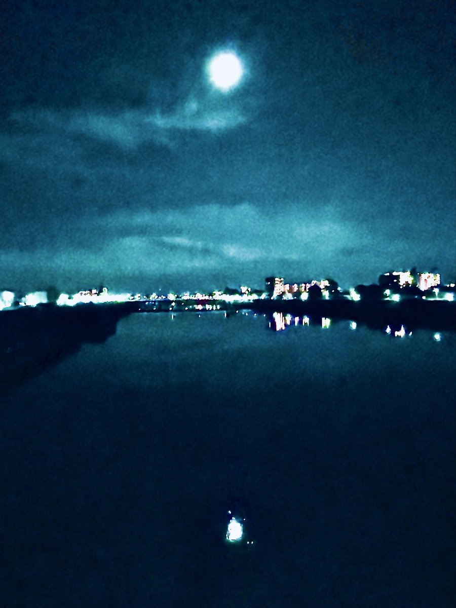 river_windx's tweet photo. 何かにつけて「後の祭り」が盛り上がる…
なんか疲れるね。他人の評価より自身の心身バランス優先だよ。
まん丸な月🌕が水面に��らゆら😌 https://t.co/Gy9Z3NYopA
