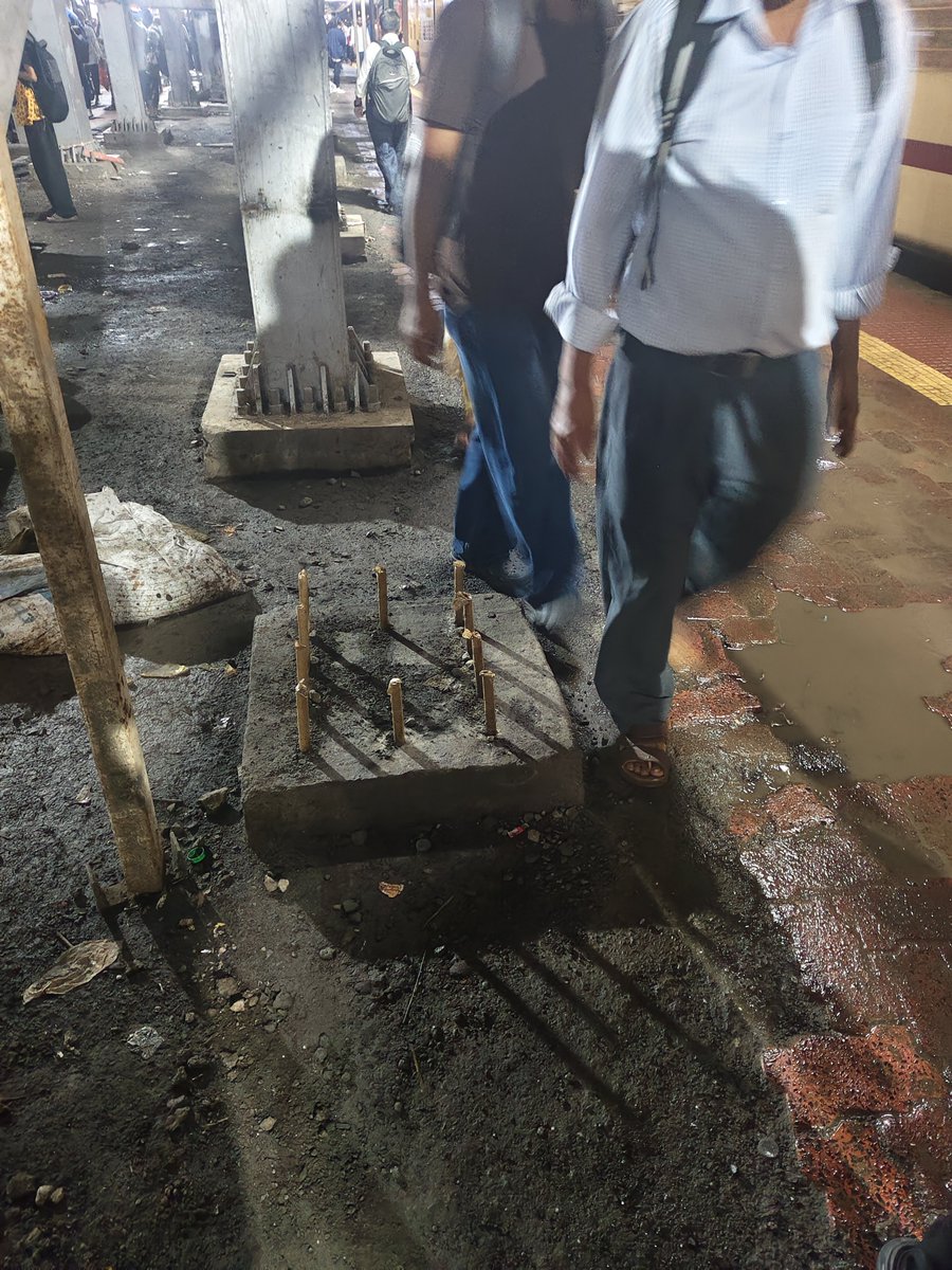 shetty4777's tweet photo. @AshwiniVaishnaw @RailMinIndia @srdomcogbbcr @srdeegmumbaicr @srdencomumbaicr @RailwaySeva @Central_Railway @GM_CRly @rpfwr1 @RailwayOf @MumRail #Dombivali #Passenger #Safety https://t.co/PcWOEzRPi8