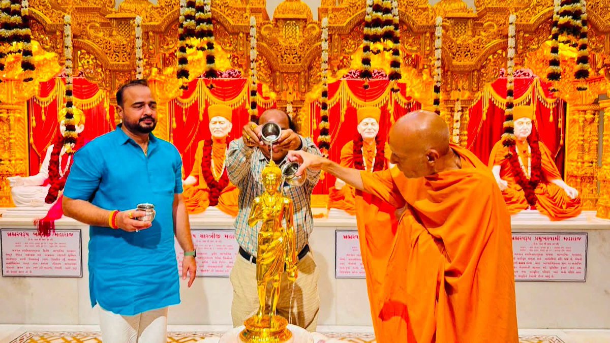 AjayMember's tweet photo. ગુરુ પૂર્ણિમા અવસરે નડિયાદ BAPS મંદિરે નીલકંઠ વર્ણી અભિષેક કરી આરતી નો લાભ લીધો. સંતો ના આશીર્વાદ થી દિવસ સફળ રહ્યો….🆎 https://t.co/mU9CQFd5Px