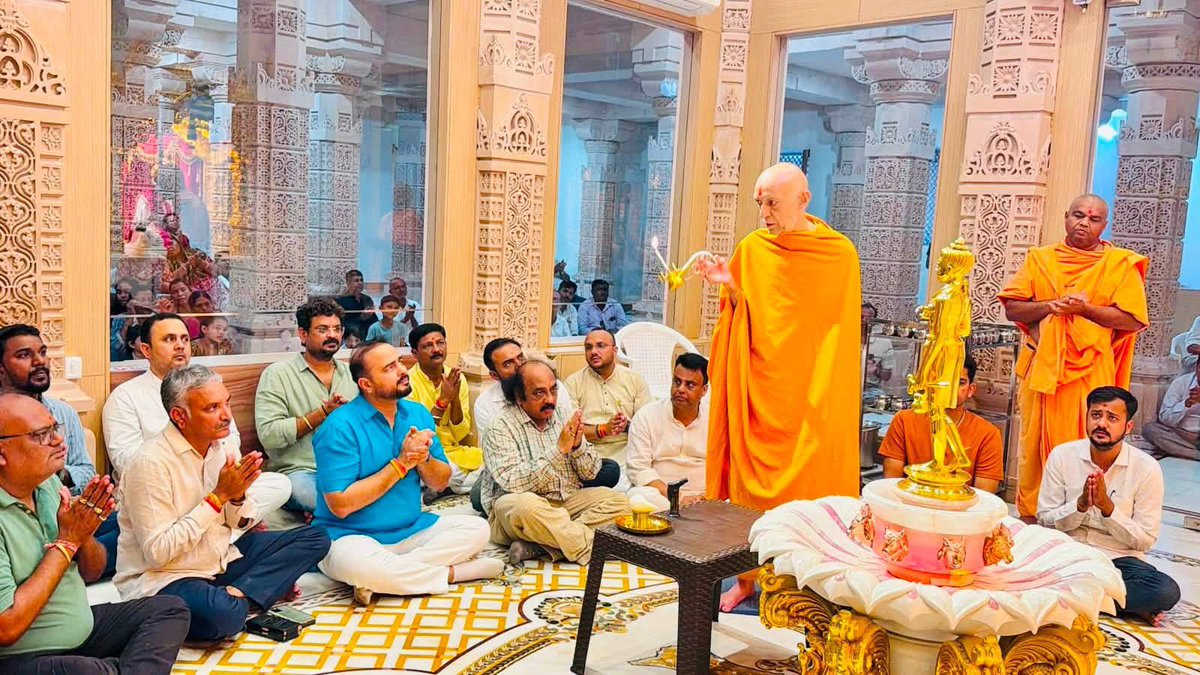 AjayMember's tweet photo. ગુરુ પૂર્ણિમા અવસરે નડિયાદ BAPS મંદિરે નીલકંઠ વર્ણી અભિષેક કરી આરતી નો લાભ લીધો. સંતો ના આશીર્વાદ થી દિવસ સફળ રહ્યો….🆎 https://t.co/mU9CQFd5Px