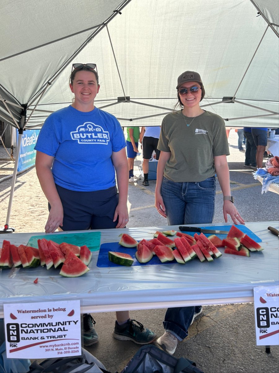 ComNatBankTrust's tweet photo. The El Dorado Banking Center helped serve watermelon at the Butler County 4H Auction. Pictured are Rachel Redington of CNB&amp;T and Shelby Varner of the Butler County 4H Board. Congratulations to all 4-H participants! https://t.co/ofWRcgCc2P