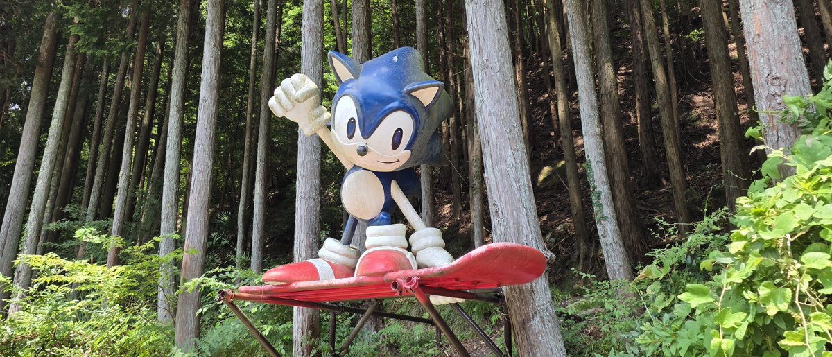 orlef_ff14's tweet photo. 先週末にドライブがてらなんか海外でも有名らしい山中にある謎のソニック像を見に行ってきました！
6年ぐらい前に補修されたようですがさすがにだいぶ汚れてしまった模様🤔
遠かったしGooglemapがとんでもないルートを示してくれたので途中ヤバい道も通ったけど見れて良かったわw
#ソニック #SONIC https://t.co/9DLqvxi0Pc