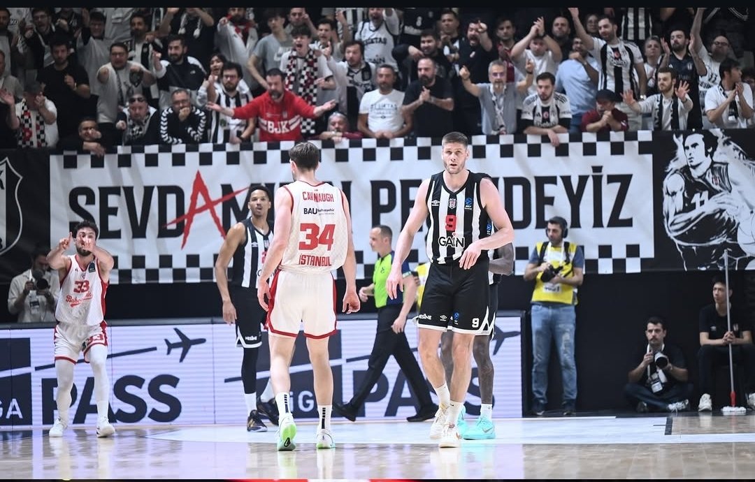 Biergarten2016's tweet photo. @BJK_Basketbol #sevdamizinpesindeyiz @ozkanarseven başkanım kombineler için kulağımız sizde 🦅 https://t.co/TGVAXgbCds