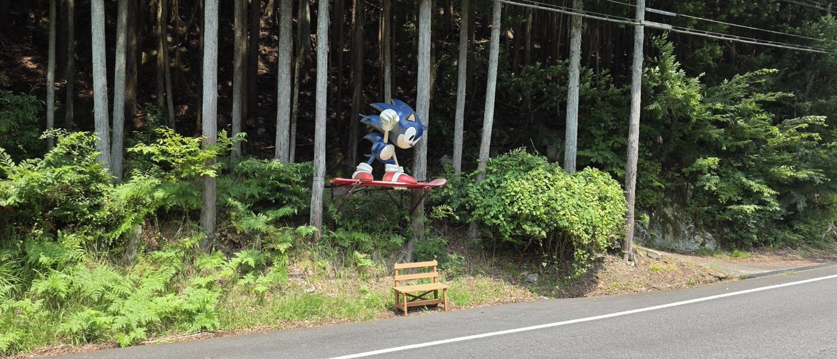 orlef_ff14's tweet photo. 先週末にドライブがてらなんか海外でも有名らしい山中にある謎のソニック像を見に行ってきました！
6年ぐらい前に補修されたようですがさすがにだいぶ汚れてしまった模様🤔
遠かったしGooglemapがとんでもないルートを示してくれたので途中ヤバい道も通ったけど見れて良かったわw
#ソニック #SONIC https://t.co/9DLqvxi0Pc