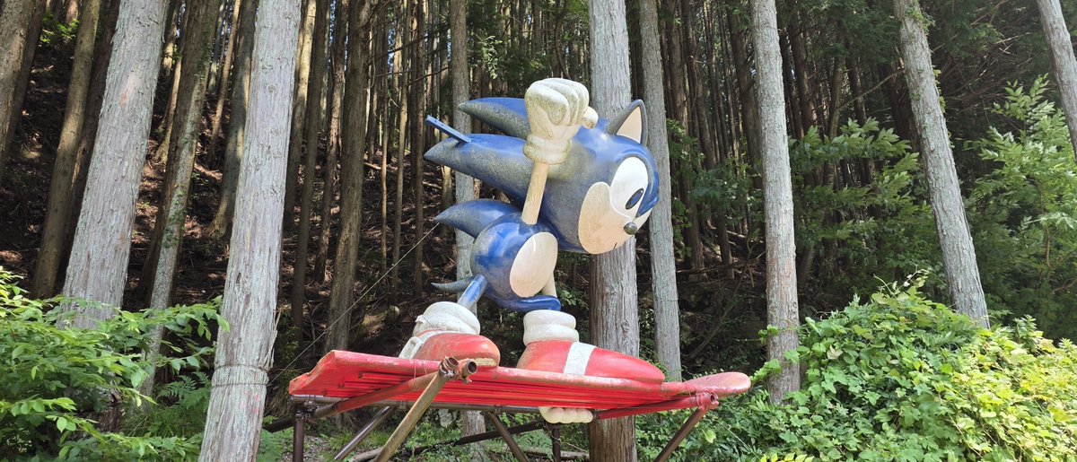 orlef_ff14's tweet photo. 先週末にドライブがてらなんか海外でも有名らしい山中にある謎のソニック像を見に行ってきました！
6年ぐらい前に補修されたようですがさすがにだいぶ汚れてしまった模様🤔
遠かったしGooglemapがとんでもないルートを示してくれたので途中ヤバい道も通ったけど見れて良かったわw
#ソニック #SONIC https://t.co/9DLqvxi0Pc