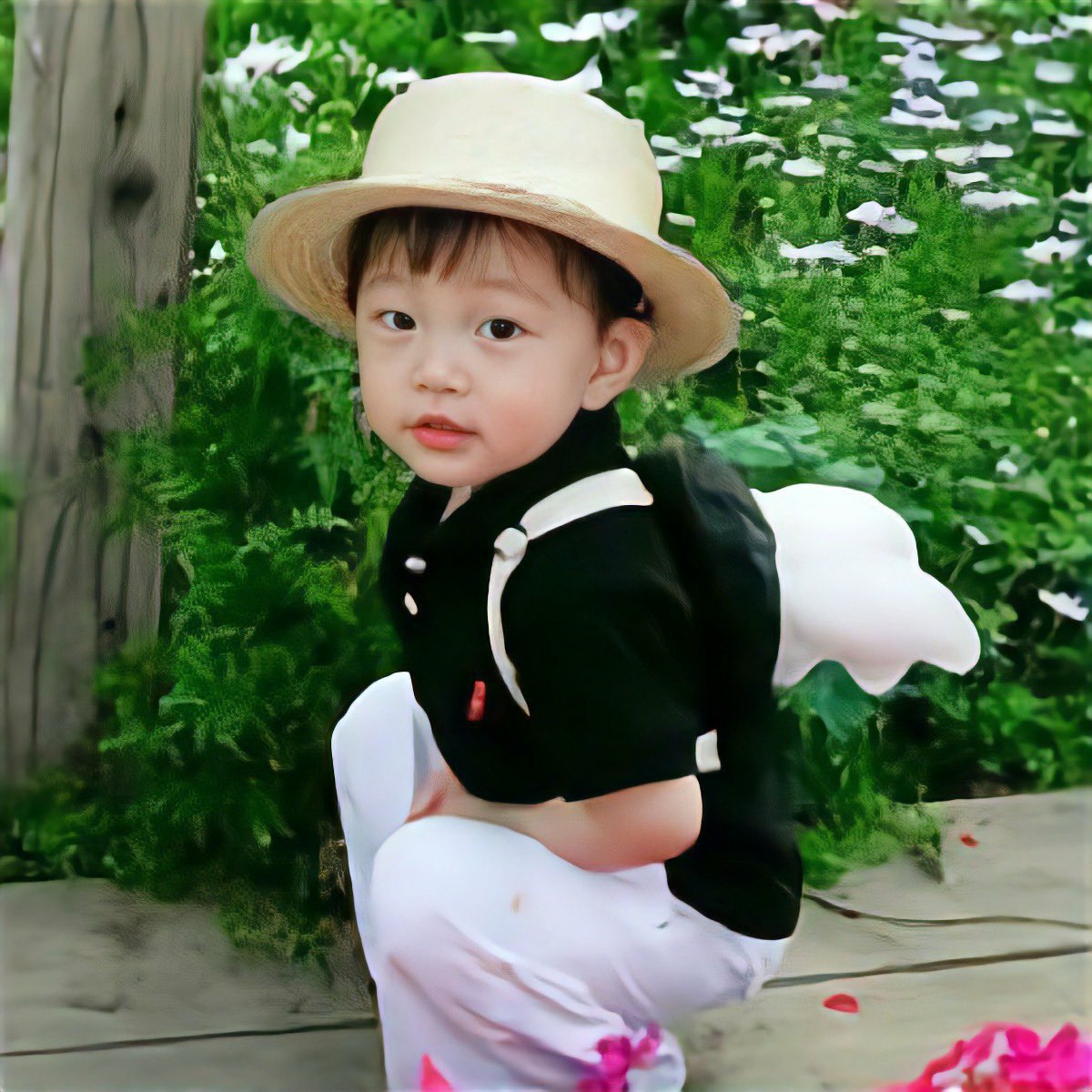 tmrrtoday's tweet photo. น้องซึงฮันตอนเล็กๆมานน่ารักน่าเอ็นดูจริงๆ สิ่งนี้ฮีลใจได้มากๆ ใครจะไปคิดว่าเด็กน้อยเพิสตุงๆคนนี้จะโตมาเป็นศลปที่มีคนรักตั้งเยอะแยะจากทั่วโลกอ่ะ แถมยังเติบโตมาอย่างดีและเป็นลูกชายที่ดีของพ่อกับแม่อีก เก่งจังเลย น้องคือความภาคภูมิใจของชั้นจริงๆนะ อยากหอมหัวปุๆ พี่รักมากๆเลยนะอ้วล🥹 https://t.co/nvtQLR8nD7