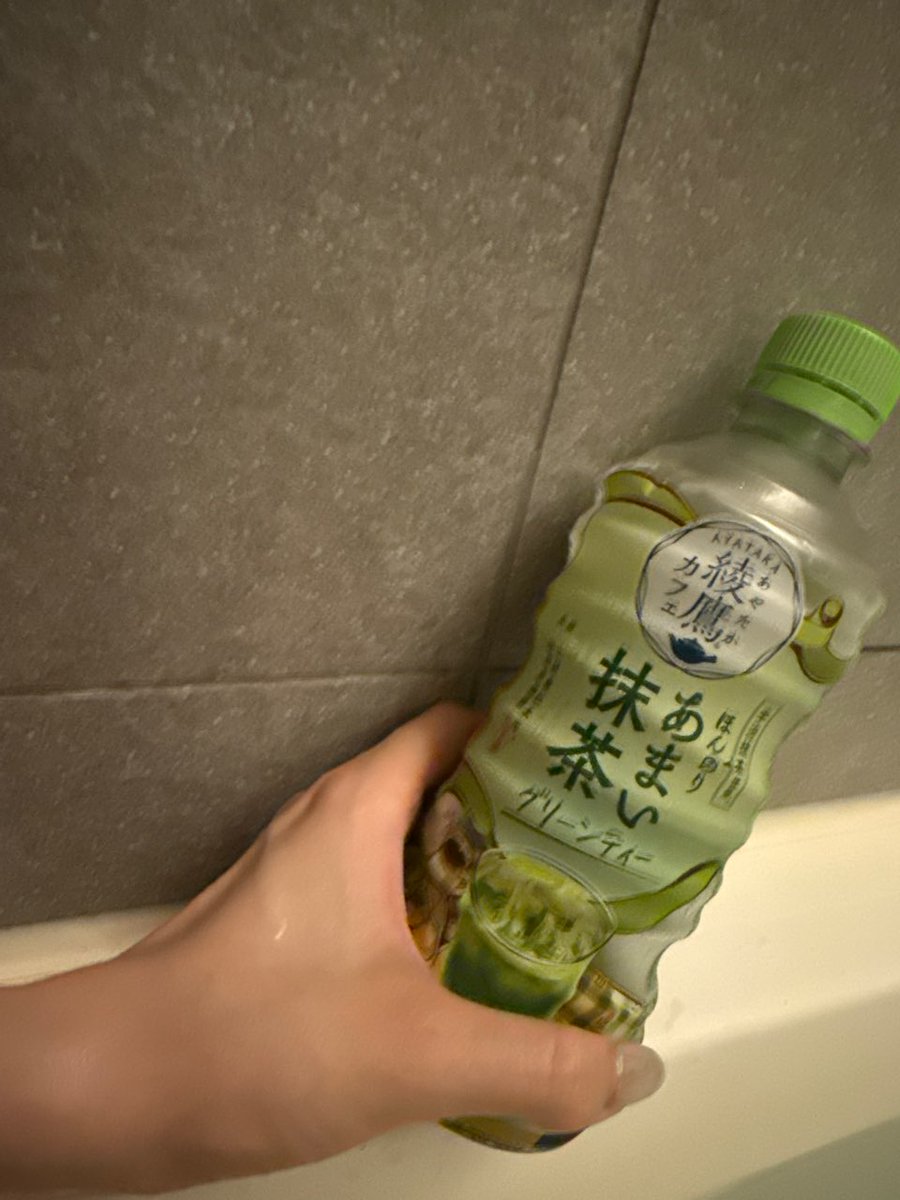 godmitzu's tweet photo. Sana in her bath sending Bubble messages and a photo 😭 https://t.co/0o47IdzphE