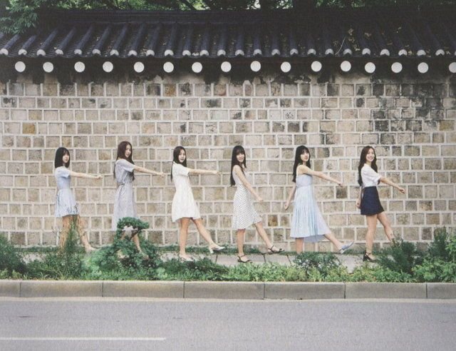 eunhvvvr's tweet photo. 여름비 앨범사진 좋은이유
필름 사진에 덕수궁돌담길, 구축아파트현관, 오래된기차역 같은 배경들 때문에 특유의 한국여름 감성이 고스란히 느껴짐 그리고 거기 자연스럽게 어우러지는 순정만화같은 여자들까지.. 느낌이ㅈㄴ좋다......
원피스가 묘하게 커신미 있어서 지금 선선한가싶은 착각도일어남 https://t.co/71jVNrjtlk
