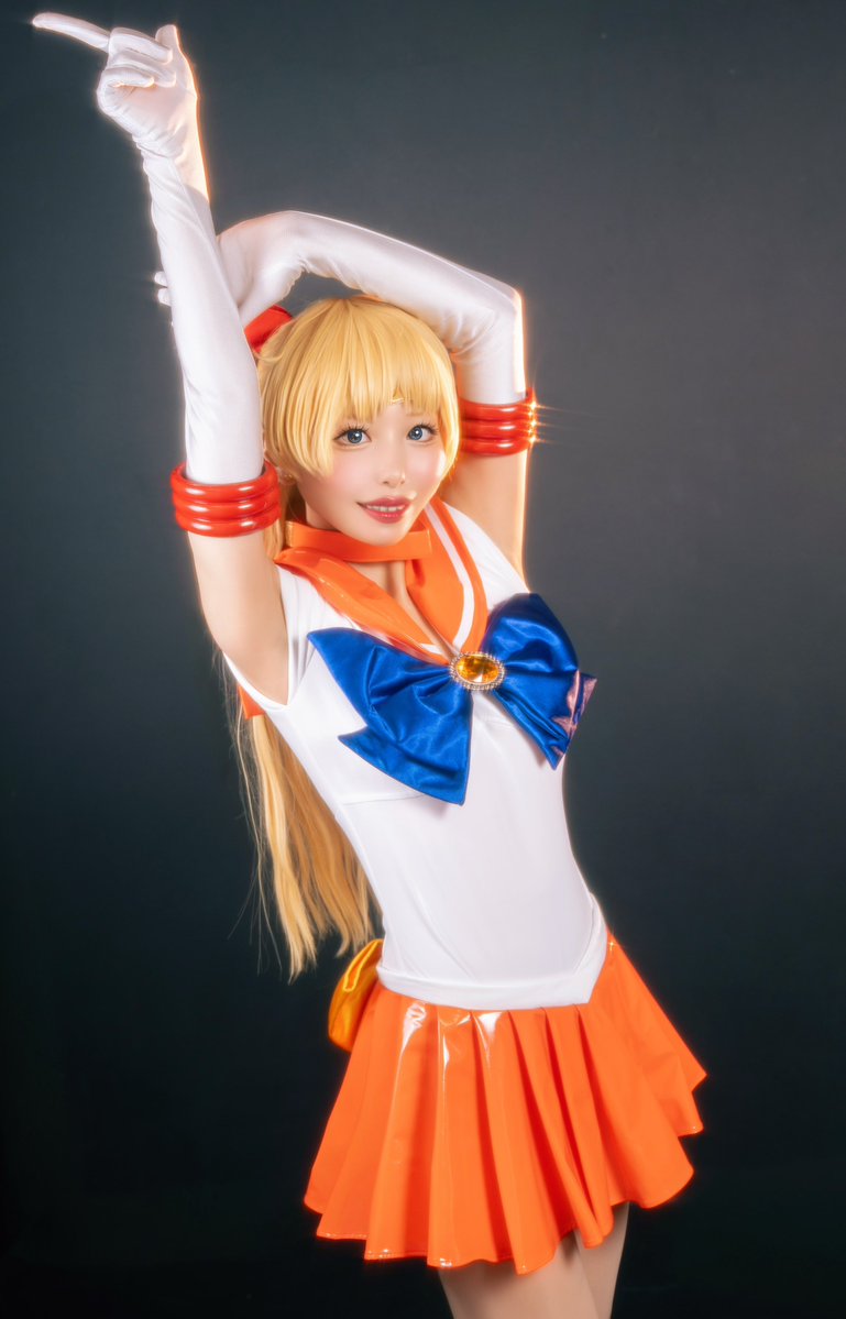 ccoue_e's tweet photo. コスプレ/ cosplay 

　　黒背景×ヴィーナスちゃん♡♥︎

p📸:) @Mistral_Gray 様

#セラムンコスプレ部 https://t.co/L5MlUEhiar