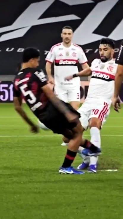 escobedo042's tweet photo. Único lance da história do futebol que não foi pra expulsão segundo o VAR !!! https://t.co/ILmtiLSaEx