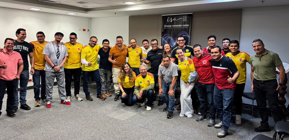 carlosmcaros's tweet photo. En Bucaramanga cerramos un ciclo muy especial: 20 talleres sobre la #estrategia en Medellín, Bogotá, Cali, Barranquilla y subestaciones del país. Nos conectamos con más de 500 personas de @isaenergiaco para #alinear retos y entender cómo cada persona aporta a nuestro camino. 🧵👇 https://t.co/xRyESg56xR