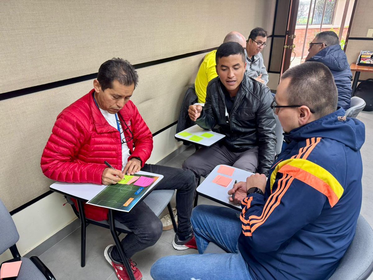 carlosmcaros's tweet photo. En Bucaramanga cerramos un ciclo muy especial: 20 talleres sobre la #estrategia en Medellín, Bogotá, Cali, Barranquilla y subestaciones del país. Nos conectamos con más de 500 personas de @isaenergiaco para #alinear retos y entender cómo cada persona aporta a nuestro camino. 🧵👇 https://t.co/xRyESg56xR