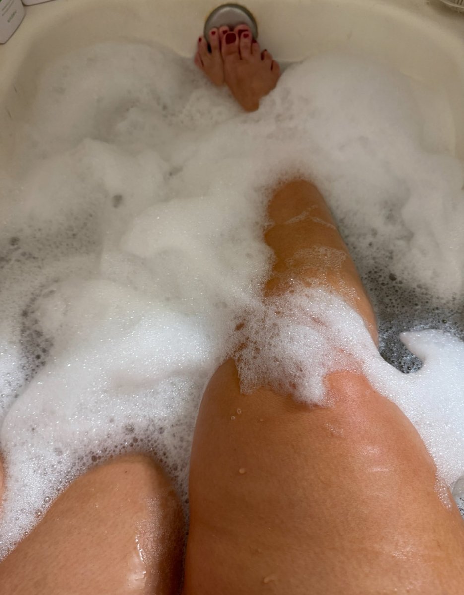 thedarklupa's tweet photo. Bubble bath 🛁 https://t.co/fWnxrNk1my