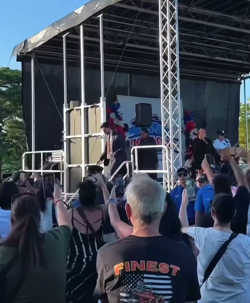 AlTwwgz's tweet photo. Staten Island Crowd Boos Mayor Mamdani Off Stage at NYPD Event

New York City Mayor Zohran Mamdani stepped onto the stage at a National Night Out Against Crime event in Staten Island on August 5 and lasted less than half a minute. The crowd met him with loud, sustained boos. https://t.co/lt5vvVSXhy