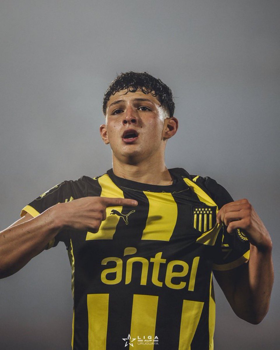 Futbol_APV's tweet photo. 🔥 Descomunal Leonel Jaime. Literalmente hace que lo difícil parezca muy fácil. Picante, atrevido, gambeteador y sumamente desequilibrante. El gol, una delicia.

Lleva 4 partidos en #Peñarol y ya registra 4 asistencias y 1 gol. 

20 AÑOS. https://t.co/QefOSknodc