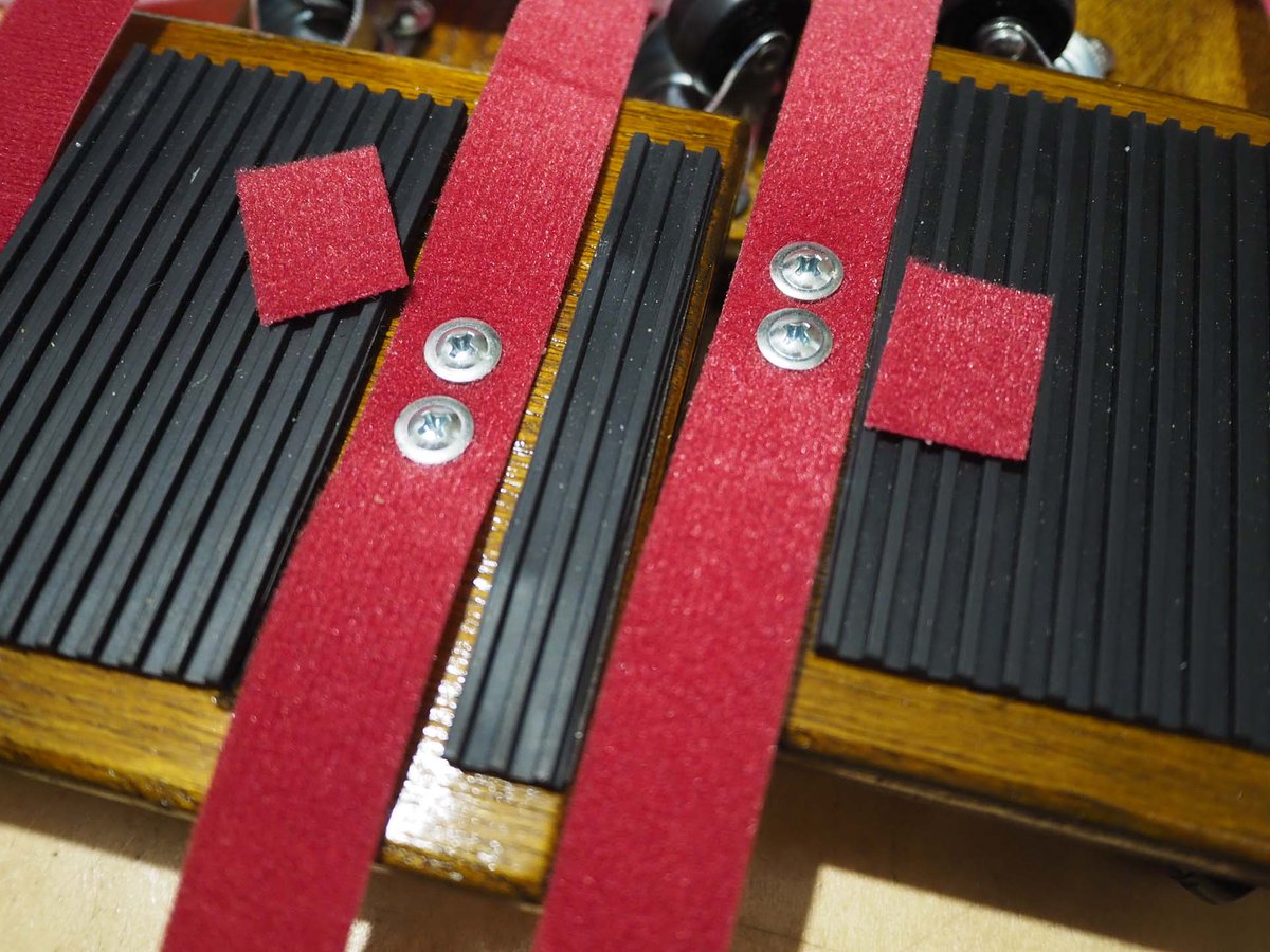 starryzobi's tweet photo. #Ludwig #Timpani 用後付けキャスターを作りました。
保管する時も取り外す必要はありません。
ペダルを緩めた時に連動する部品がフレームより下がるのでそのスペースを確保するのが大事
材料は
120×120厚さ12ｍｍの合板
車輪サイズ25mmのキャスター×4
面ファスナー(TRUSCO製)
防振ゴム
木ネジ など https://t.co/jfVN5uEj1b