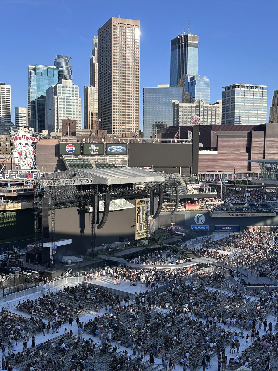 LindaI26's tweet photo. Not a bad view for tonight.
#NoahKahan #TheGreatDivide #TargetField https://t.co/kGCq3Kis4n