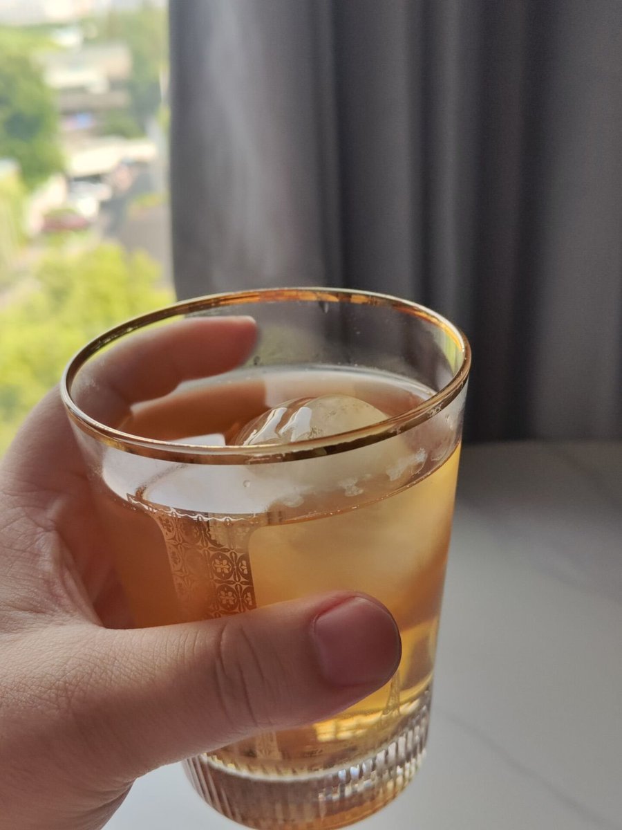 Rococo90933671's tweet photo. 网友捣鼓出了冰红茶的秘方，以后可以随时随地见牢大了：

35g乌龙茶叶+1500ml热水，兑入50ml柠檬糖浆，再加20g赤藓糖醇 https://t.co/Y5j7DD5YXm