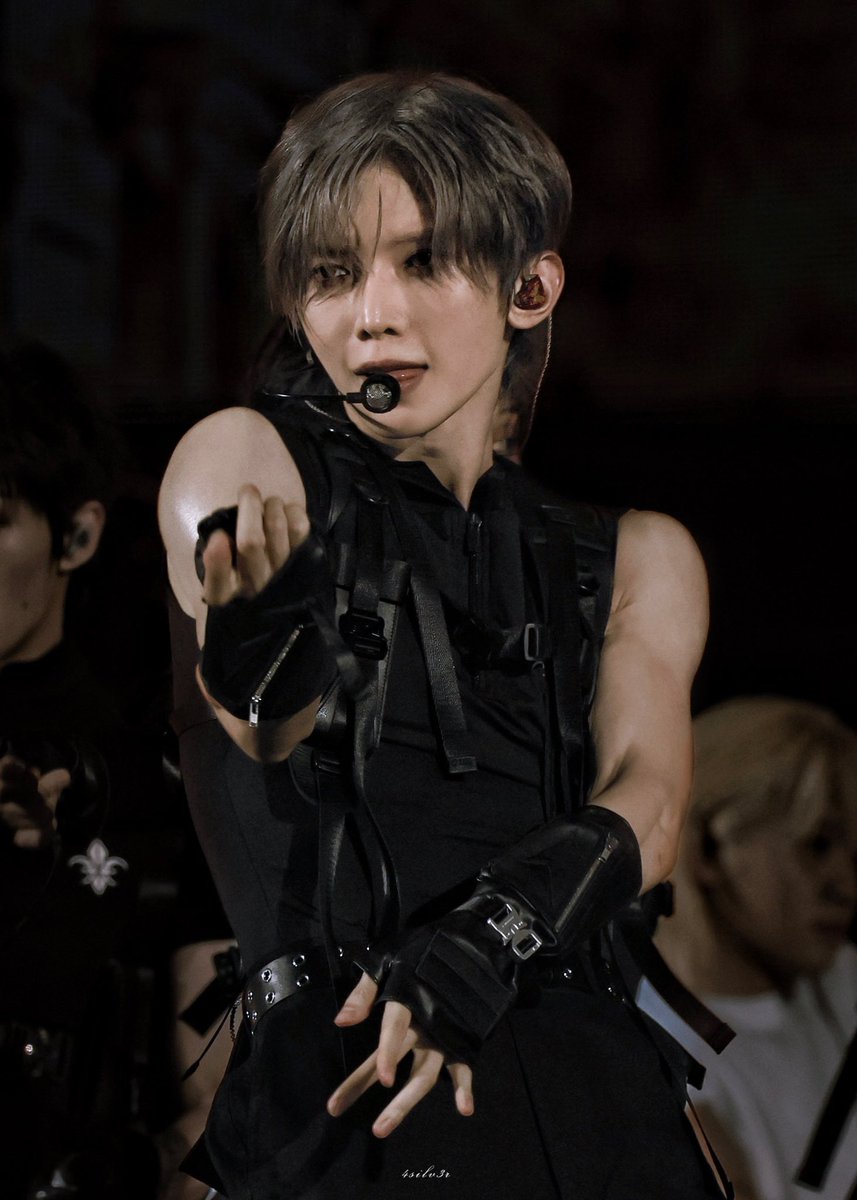 cheryyswave's tweet photo. FUCCKKKK THIS IS SO INSANE CANT BELIEVE IT HE IS REAL????? he looks like a video game character come to life https://t.co/blHypPdnAw