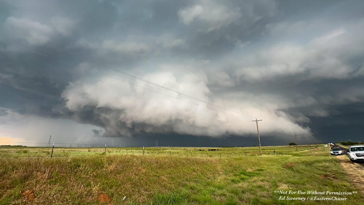 EasternChaser's tweet photo. As it was the topic of a presentation at #sls32, here’s a wide angle pic of a large, ground-scraping wall cloud of a tornadic supercell thunderstorm near Glenn, TX on 5/25/25. The supercell produced hail up to 6” near this location around the time of this photo. #txwx #stormhour https://t.co/TjR5solVYR
