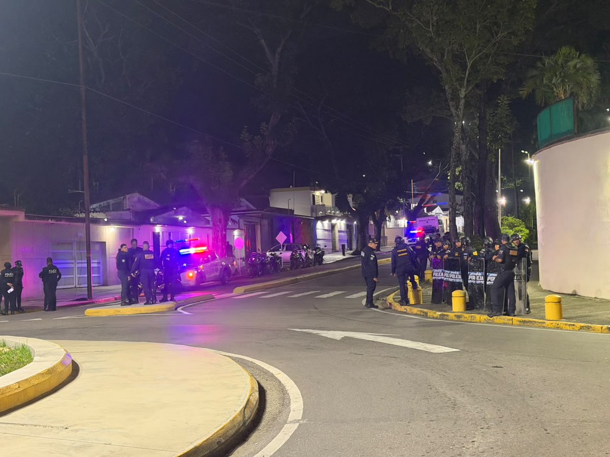 MundarayZair's tweet photo. #SINLUZ Desde hace casi 8 horas  gran parte de El Trigal en Valencia, la casa de la gobernación alumbrada y rodeada de policías para que la población que toca cacerolas no se acerque a protestar. Así está el poder, acorralado pero rodeado de gente armada que tampoco tienen luz en sus casas.
