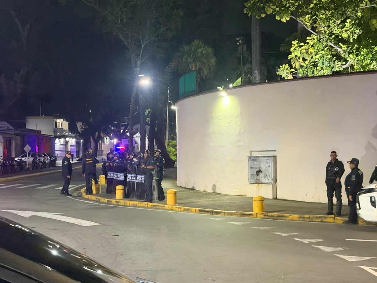 MundarayZair's tweet photo. #SINLUZ Desde hace casi 8 horas  gran parte de El Trigal en Valencia, la casa de la gobernación alumbrada y rodeada de policías para que la población que toca cacerolas no se acerque a protestar. Así está el poder, acorralado pero rodeado de gente armada que tampoco tienen luz en sus casas.