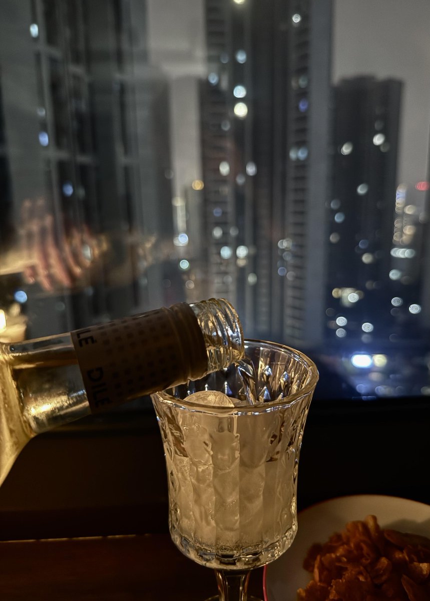 ChenSilkMist's tweet photo. City lights, chilled vibes, and a glass full of stories. 🥃✨
Sometimes, all you need is good whiskey and a quiet night sky.
#NightVibes #CityNights #WhiskeyLovers #AestheticMoments https://t.co/j5u7QdJeia