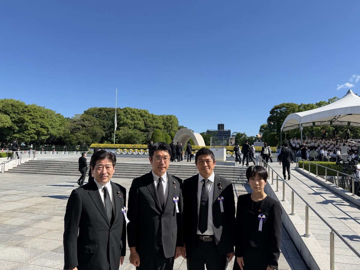 jinkamiya's tweet photo. 今年は、安達、大津、中谷の三名の議員と広島市の平和祈念式に参加してきました。

雲一つない青空の下、厳かに式典が行われました。 https://t.co/vN0vgVdFBf