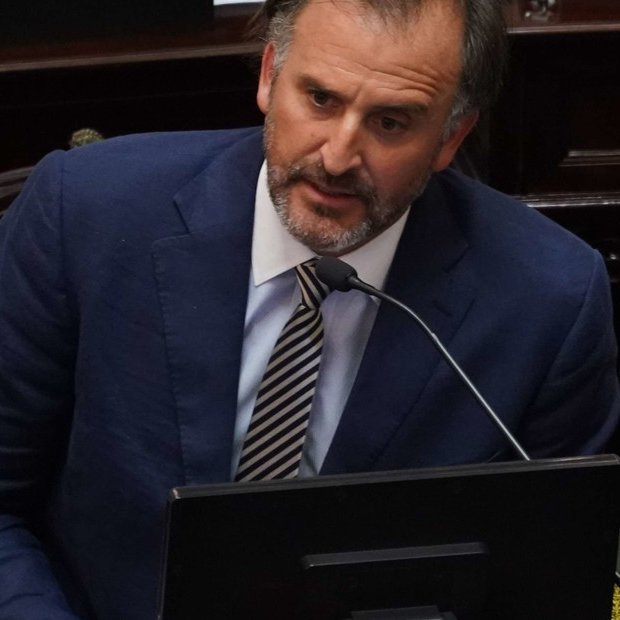 clarincom's tweet photo. BENEGAS LYNCH TIENE UNA EMPRESA QUE GESTIONA LA VENTA DE TERRENOS A EXTRANJEROS

El senador libertario Joaquín Benegas Lynch es fundador y socio gerente de una empresa dedicada a gestionar la venta de tierras a inversores extranjeros. La senadora Juliana Di Tullio pidió a Victoria Villarruel que lo inhabilite para participar del debate y la votación del proyecto sobre propiedad privada, al considerar que existe un conflicto de intereses.

Testimonio de Di Tullio

"Cualquier modificación, flexibilización o regulación de la normativa vigente impacta directamente en el volumen de negocios, la facturación y los beneficios de la empresa a la que se encuentra vinculado, viciando de parcialidad cualquier posición o voto que emita sobre la materia."

(+) en Clarín: https://t.co/xaUxvON37F