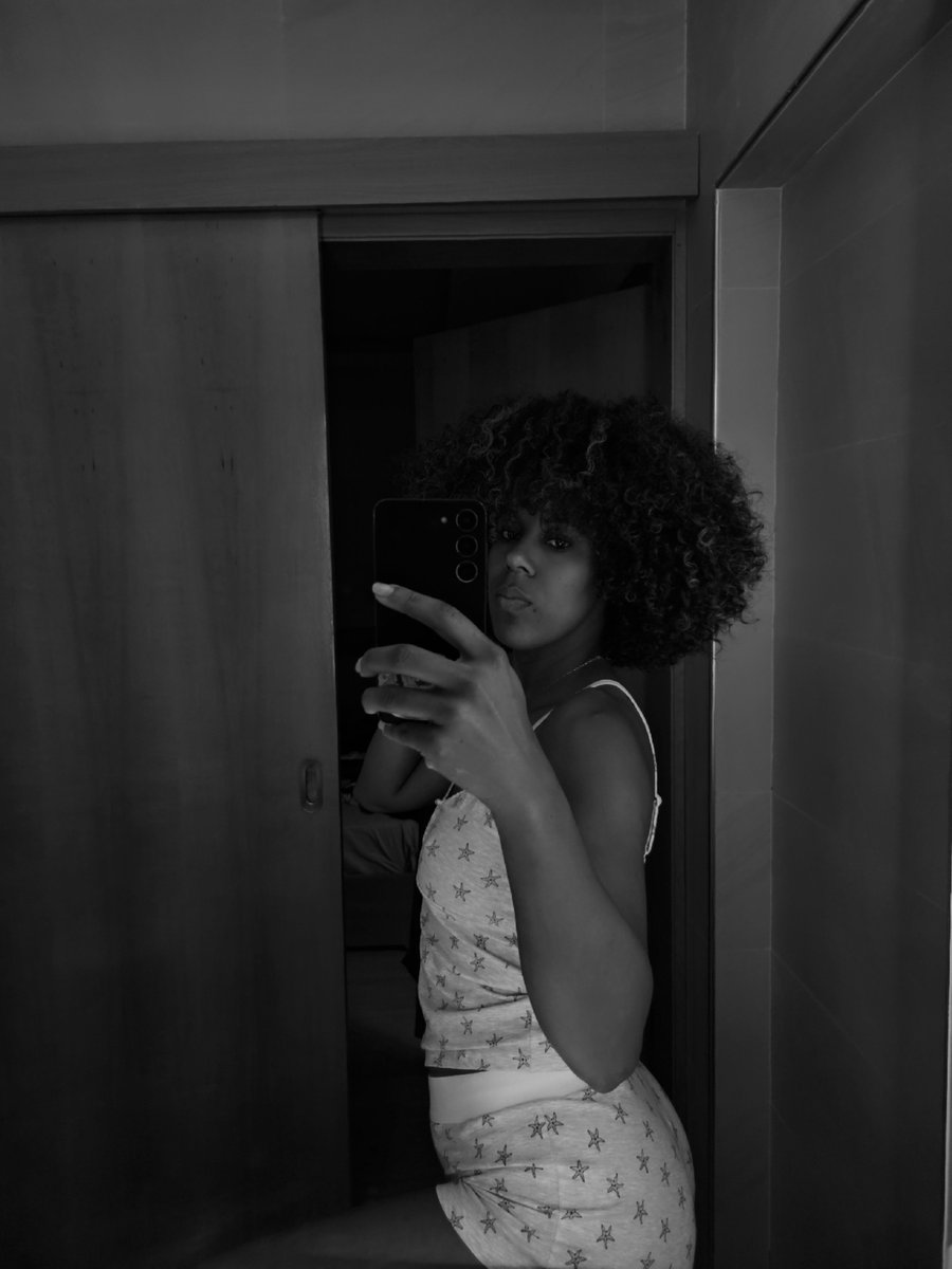 MauraCarvalho18's tweet photo. A lua me contou que não dá intimidade para o cachorro. Não é sobre ser íntimo. 🌙✨️🥀 https://t.co/b0pUuPogpr