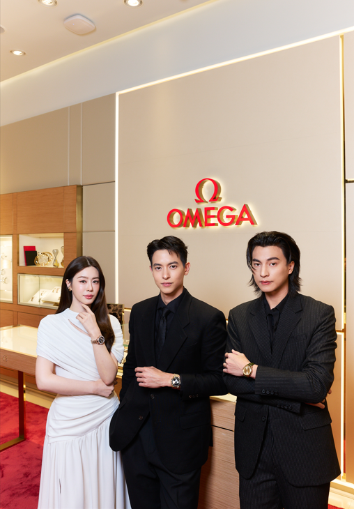 _24News_'s tweet photo. OMEGA ฉลองการเปิดบูติกแห่งใหม่ เติมเต็มโลกแห่งเรือนเวลา ณ ICONSIAM ริมแม่น้ำเจ้าพระยา

#OMEGAThailand #OMEGA #gulfkanawut #jirayu_jj #Bamsalaree 
 OMEGA แบรนด์เรือนเวลาหรูสัญชาติสวิตเซอร์แลนด์ ฉลองการเปิดบูติกแห่งใหม่ ณ ชั้น M ศูนย์การค้าไอคอนสยาม (ICONSIAM) ซึ่งเป็นบูติกริมแม่น้ำแห่งแรกของ OMEGA ในย่านฝั่งธนบุรี กรุงเทพมหานคร พร้อมเชื่อมโยงโลกแห่งเรือนเวลาของ OMEGA เข้ากับหนึ่งในจุดหมายปลายทางริมแม่น้ำเจ้าพระยาที่เป็นเอกลักษณ์ที่สุดของกรุงเทพ 

งานเฉลิมฉลองการเปิดบูติกอย่างเป็นทางการครั้งนี้ต้อนรับ เจมส์–จิรายุ ตั้งศรีสุข Friend of OMEGA ประจำประเทศไทย พร้อมด้วย กลัฟ–คณาวุฒิ ไตรพิพัฒนพงษ์ และ แบม–สราลี ประสิทธิ์ดำรง มาร่วมเผยเสน่ห์ของเรือนเวลา OMEGA ซึ่งได้รับการคัดสรรให้สะท้อนสไตล์อันเป็นเอกลักษณ์ให้เข้ากับบุคลิกเฉพาะตัวของแต่ละคน

 เจมส์–จิรายุ ตั้งศรีสุข ปรากฏตัวพร้อม Speedmaster Moonwatch Professional ขนาด 42 มม. รังสรรค์จาก Moonshine™ Gold ตั้งแต่ตัวเรือนจรดสาย ถ่ายทอดเรื่องราวของเรือนเวลาที่มีความผูกพันกับประวัติศาสตร์การสำรวจอวกาศของ OMEGA มาอย่างยาวนาน ขณะที่ กลัฟ–คณาวุฒิ ไตรพิพัฒนพงษ์ เลือกสวม Constellation Observatory ขนาด 39.4 มม. ในวัสดุ Moonshine™ Gold จับคู่กับสายหนังแอลลิเกเตอร์ ส่วน แบม–สราลี ประสิทธิ์ดำรง ถ่ายทอดความสง่างาม ผ่าน Speedmaster 38 ขนาด 38 มม. ในวัสดุ Sedna™ Gold

ภายในบูติกได้รับการออกแบบให้ผสานพื้นที่จัดแสดงเรือนเวลาเข้ากับ  Lounge  Area  ซึ่งออกแบบเพื่อมอบบรรยากาศที่เป็นส่วนตัวให้ลูกค้าได้เลือกชมคอลเลกชันต่าง ๆ ของ OMEGA พร้อมคำแนะนำจากผู้เชี่ยวชาญอย่างใกล้ชิด ตลอดจน Technician Desk สำหรับบริการตรวจเช็กและดูแลเรือนเวลาเบื้องต้นภายในบูติก โดยทุกรายละเอียดสะท้อนถึงความมุ่งมั่นของ OMEGA ที่ยึดมั่นในความเป็นเลิศ ความเชี่ยวชาญด้านเทคนิค และความพิถีพิถันในทุกขั้นตอนของงานฝีมือ

 บูติกแห่งใหม่นี้ยังเปิดโอกาสให้ผู้หลงใหลในเรือนเวลาได้ค้นพบหลากหลายคอลเลกชันอันเป็นเอกลักษณ์ของ OMEGA พร้อมสัมผัสเรื่องราวเบื้องหลังนวัตกรรมการออกแบบ ความเชี่ยวชาญด้านเทคนิค และความเป็นเลิศในการรังสรรค์กลไกเรือนเวลาที่หล่อหลอมเอกลักษณ์ของแบรนด์มาอย่างต่อเนื่อง อีกทั้งยังมอบประสบการณ์ที่ครอบคลุม ตั้งแต่การเลือกสรรเรือนเวลาที่สะท้อนสไตล์ของแต่ละบุคคล ไปจนถึงบริการหลังการขายที่ใส่ใจในทุกรายละเอียดตามมาตรฐานของ OMEGA

สำหรับผู้ที่สนใจ สามารถเยี่ยมชม OMEGA บูติก สาขาศูนย์การค้าไอคอนสยาม (ICONSIAM) ยูนิต M16 ชั้น M ได้ตั้งแต่เวลา 10:30–20:30น. ของทุกวัน หรือสอบถามข้อมูลเพิ่มเติม โทร. 02-000-2245 และ LINE Official Account: @OMEGAThailand

@omega