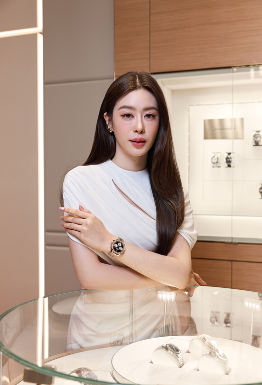 _24News_'s tweet photo. OMEGA ฉลองการเปิดบูติกแห่งใหม่ เติมเต็มโลกแห่งเรือนเวลา ณ ICONSIAM ริมแม่น้ำเจ้าพระยา

#OMEGAThailand #OMEGA #gulfkanawut #jirayu_jj #Bamsalaree 
 OMEGA แบรนด์เรือนเวลาหรูสัญชาติสวิตเซอร์แลนด์ ฉลองการเปิดบูติกแห่งใหม่ ณ ชั้น M ศูนย์การค้าไอคอนสยาม (ICONSIAM) ซึ่งเป็นบูติกริมแม่น้ำแห่งแรกของ OMEGA ในย่านฝั่งธนบุรี กรุงเทพมหานคร พร้อมเชื่อมโยงโลกแห่งเรือนเวลาของ OMEGA เข้ากับหนึ่งในจุดหมายปลายทางริมแม่น้ำเจ้าพระยาที่เป็นเอกลักษณ์ที่สุดของกรุงเทพ 

งานเฉลิมฉลองการเปิดบูติกอย่างเป็นทางการครั้งนี้ต้อนรับ เจมส์–จิรายุ ตั้งศรีสุข Friend of OMEGA ประจำประเทศไทย พร้อมด้วย กลัฟ–คณาวุฒิ ไตรพิพัฒนพงษ์ และ แบม–สราลี ประสิทธิ์ดำรง มาร่วมเผยเสน่ห์ของเรือนเวลา OMEGA ซึ่งได้รับการคัดสรรให้สะท้อนสไตล์อันเป็นเอกลักษณ์ให้เข้ากับบุคลิกเฉพาะตัวของแต่ละคน

 เจมส์–จิรายุ ตั้งศรีสุข ปรากฏตัวพร้อม Speedmaster Moonwatch Professional ขนาด 42 มม. รังสรรค์จาก Moonshine™ Gold ตั้งแต่ตัวเรือนจรดสาย ถ่ายทอดเรื่องราวของเรือนเวลาที่มีความผูกพันกับประวัติศาสตร์การสำรวจอวกาศของ OMEGA มาอย่างยาวนาน ขณะที่ กลัฟ–คณาวุฒิ ไตรพิพัฒนพงษ์ เลือกสวม Constellation Observatory ขนาด 39.4 มม. ในวัสดุ Moonshine™ Gold จับคู่กับสายหนังแอลลิเกเตอร์ ส่วน แบม–สราลี ประสิทธิ์ดำรง ถ่ายทอดความสง่างาม ผ่าน Speedmaster 38 ขนาด 38 มม. ในวัสดุ Sedna™ Gold

ภายในบูติกได้รับการออกแบบให้ผสานพื้นที่จัดแสดงเรือนเวลาเข้ากับ  Lounge  Area  ซึ่งออกแบบเพื่อมอบบรรยากาศที่เป็นส่วนตัวให้ลูกค้าได้เลือกชมคอลเลกชันต่าง ๆ ของ OMEGA พร้อมคำแนะนำจากผู้เชี่ยวชาญอย่างใกล้ชิด ตลอดจน Technician Desk สำหรับบริการตรวจเช็กและดูแลเรือนเวลาเบื้องต้นภายในบูติก โดยทุกรายละเอียดสะท้อนถึงความมุ่งมั่นของ OMEGA ที่ยึดมั่นในความเป็นเลิศ ความเชี่ยวชาญด้านเทคนิค และความพิถีพิถันในทุกขั้นตอนของงานฝีมือ

 บูติกแห่งใหม่นี้ยังเปิดโอกาสให้ผู้หลงใหลในเรือนเวลาได้ค้นพบหลากหลายคอลเลกชันอันเป็นเอกลักษณ์ของ OMEGA พร้อมสัมผัสเรื่องราวเบื้องหลังนวัตกรรมการออกแบบ ความเชี่ยวชาญด้านเทคนิค และความเป็นเลิศในการรังสรรค์กลไกเรือนเวลาที่หล่อหลอมเอกลักษณ์ของแบรนด์มาอย่างต่อเนื่อง อีกทั้งยังมอบประสบการณ์ที่ครอบคลุม ตั้งแต่การเลือกสรรเรือนเวลาที่สะท้อนสไตล์ของแต่ละบุคคล ไปจนถึงบริการหลังการขายที่ใส่ใจในทุกรายละเอียดตามมาตรฐานของ OMEGA

สำหรับผู้ที่สนใจ สามารถเยี่ยมชม OMEGA บูติก สาขาศูนย์การค้าไอคอนสยาม (ICONSIAM) ยูนิต M16 ชั้น M ได้ตั้งแต่เวลา 10:30–20:30น. ของทุกวัน หรือสอบถามข้อมูลเพิ่มเติม โทร. 02-000-2245 และ LINE Official Account: @OMEGAThailand

@omega
