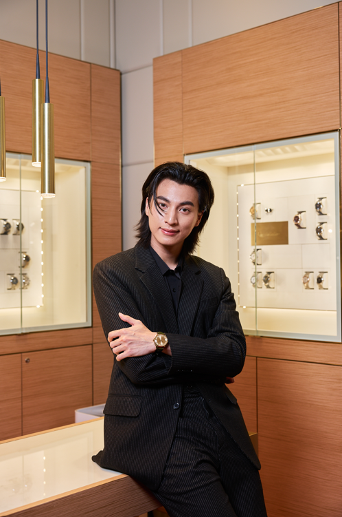 _24News_'s tweet photo. OMEGA ฉลองการเปิดบูติกแห่งใหม่ เติมเต็มโลกแห่งเรือนเวลา ณ ICONSIAM ริมแม่น้ำเจ้าพระยา

#OMEGAThailand #OMEGA #gulfkanawut #jirayu_jj #Bamsalaree 
 OMEGA แบรนด์เรือนเวลาหรูสัญชาติสวิตเซอร์แลนด์ ฉลองการเปิดบูติกแห่งใหม่ ณ ชั้น M ศูนย์การค้าไอคอนสยาม (ICONSIAM) ซึ่งเป็นบูติกริมแม่น้ำแห่งแรกของ OMEGA ในย่านฝั่งธนบุรี กรุงเทพมหานคร พร้อมเชื่อมโยงโลกแห่งเรือนเวลาของ OMEGA เข้ากับหนึ่งในจุดหมายปลายทางริมแม่น้ำเจ้าพระยาที่เป็นเอกลักษณ์ที่สุดของกรุงเทพ 

งานเฉลิมฉลองการเปิดบูติกอย่างเป็นทางการครั้งนี้ต้อนรับ เจมส์–จิรายุ ตั้งศรีสุข Friend of OMEGA ประจำประเทศไทย พร้อมด้วย กลัฟ–คณาวุฒิ ไตรพิพัฒนพงษ์ และ แบม–สราลี ประสิทธิ์ดำรง มาร่วมเผยเสน่ห์ของเรือนเวลา OMEGA ซึ่งได้รับการคัดสรรให้สะท้อนสไตล์อันเป็นเอกลักษณ์ให้เข้ากับบุคลิกเฉพาะตัวของแต่ละคน

 เจมส์–จิรายุ ตั้งศรีสุข ปรากฏตัวพร้อม Speedmaster Moonwatch Professional ขนาด 42 มม. รังสรรค์จาก Moonshine™ Gold ตั้งแต่ตัวเรือนจรดสาย ถ่ายทอดเรื่องราวของเรือนเวลาที่มีความผูกพันกับประวัติศาสตร์การสำรวจอวกาศของ OMEGA มาอย่างยาวนาน ขณะที่ กลัฟ–คณาวุฒิ ไตรพิพัฒนพงษ์ เลือกสวม Constellation Observatory ขนาด 39.4 มม. ในวัสดุ Moonshine™ Gold จับคู่กับสายหนังแอลลิเกเตอร์ ส่วน แบม–สราลี ประสิทธิ์ดำรง ถ่ายทอดความสง่างาม ผ่าน Speedmaster 38 ขนาด 38 มม. ในวัสดุ Sedna™ Gold

ภายในบูติกได้รับการออกแบบให้ผสานพื้นที่จัดแสดงเรือนเวลาเข้ากับ  Lounge  Area  ซึ่งออกแบบเพื่อมอบบรรยากาศที่เป็นส่วนตัวให้ลูกค้าได้เลือกชมคอลเลกชันต่าง ๆ ของ OMEGA พร้อมคำแนะนำจากผู้เชี่ยวชาญอย่างใกล้ชิด ตลอดจน Technician Desk สำหรับบริการตรวจเช็กและดูแลเรือนเวลาเบื้องต้นภายในบูติก โดยทุกรายละเอียดสะท้อนถึงความมุ่งมั่นของ OMEGA ที่ยึดมั่นในความเป็นเลิศ ความเชี่ยวชาญด้านเทคนิค และความพิถีพิถันในทุกขั้นตอนของงานฝีมือ

 บูติกแห่งใหม่นี้ยังเปิดโอกาสให้ผู้หลงใหลในเรือนเวลาได้ค้นพบหลากหลายคอลเลกชันอันเป็นเอกลักษณ์ของ OMEGA พร้อมสัมผัสเรื่องราวเบื้องหลังนวัตกรรมการออกแบบ ความเชี่ยวชาญด้านเทคนิค และความเป็นเลิศในการรังสรรค์กลไกเรือนเวลาที่หล่อหลอมเอกลักษณ์ของแบรนด์มาอย่างต่อเนื่อง อีกทั้งยังมอบประสบการณ์ที่ครอบคลุม ตั้งแต่การเลือกสรรเรือนเวลาที่สะท้อนสไตล์ของแต่ละบุคคล ไปจนถึงบริการหลังการขายที่ใส่ใจในทุกรายละเอียดตามมาตรฐานของ OMEGA

สำหรับผู้ที่สนใจ สามารถเยี่ยมชม OMEGA บูติก สาขาศูนย์การค้าไอคอนสยาม (ICONSIAM) ยูนิต M16 ชั้น M ได้ตั้งแต่เวลา 10:30–20:30น. ของทุกวัน หรือสอบถามข้อมูลเพิ่มเติม โทร. 02-000-2245 และ LINE Official Account: @OMEGAThailand

@omega