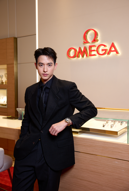 _24News_'s tweet photo. OMEGA ฉลองการเปิดบูติกแห่งใหม่ เติมเต็มโลกแห่งเรือนเวลา ณ ICONSIAM ริมแม่น้ำเจ้าพระยา

#OMEGAThailand #OMEGA #gulfkanawut #jirayu_jj #Bamsalaree 
 OMEGA แบรนด์เรือนเวลาหรูสัญชาติสวิตเซอร์แลนด์ ฉลองการเปิดบูติกแห่งใหม่ ณ ชั้น M ศูนย์การค้าไอคอนสยาม (ICONSIAM) ซึ่งเป็นบูติกริมแม่น้ำแห่งแรกของ OMEGA ในย่านฝั่งธนบุรี กรุงเทพมหานคร พร้อมเชื่อมโยงโลกแห่งเรือนเวลาของ OMEGA เข้ากับหนึ่งในจุดหมายปลายทางริมแม่น้ำเจ้าพระยาที่เป็นเอกลักษณ์ที่สุดของกรุงเทพ 

งานเฉลิมฉลองการเปิดบูติกอย่างเป็นทางการครั้งนี้ต้อนรับ เจมส์–จิรายุ ตั้งศรีสุข Friend of OMEGA ประจำประเทศไทย พร้อมด้วย กลัฟ–คณาวุฒิ ไตรพิพัฒนพงษ์ และ แบม–สราลี ประสิทธิ์ดำรง มาร่วมเผยเสน่ห์ของเรือนเวลา OMEGA ซึ่งได้รับการคัดสรรให้สะท้อนสไตล์อันเป็นเอกลักษณ์ให้เข้ากับบุคลิกเฉพาะตัวของแต่ละคน

 เจมส์–จิรายุ ตั้งศรีสุข ปรากฏตัวพร้อม Speedmaster Moonwatch Professional ขนาด 42 มม. รังสรรค์จาก Moonshine™ Gold ตั้งแต่ตัวเรือนจรดสาย ถ่ายทอดเรื่องราวของเรือนเวลาที่มีความผูกพันกับประวัติศาสตร์การสำรวจอวกาศของ OMEGA มาอย่างยาวนาน ขณะที่ กลัฟ–คณาวุฒิ ไตรพิพัฒนพงษ์ เลือกสวม Constellation Observatory ขนาด 39.4 มม. ในวัสดุ Moonshine™ Gold จับคู่กับสายหนังแอลลิเกเตอร์ ส่วน แบม–สราลี ประสิทธิ์ดำรง ถ่ายทอดความสง่างาม ผ่าน Speedmaster 38 ขนาด 38 มม. ในวัสดุ Sedna™ Gold

ภายในบูติกได้รับการออกแบบให้ผสานพื้นที่จัดแสดงเรือนเวลาเข้ากับ  Lounge  Area  ซึ่งออกแบบเพื่อมอบบรรยากาศที่เป็นส่วนตัวให้ลูกค้าได้เลือกชมคอลเลกชันต่าง ๆ ของ OMEGA พร้อมคำแนะนำจากผู้เชี่ยวชาญอย่างใกล้ชิด ตลอดจน Technician Desk สำหรับบริการตรวจเช็กและดูแลเรือนเวลาเบื้องต้นภายในบูติก โดยทุกรายละเอียดสะท้อนถึงความมุ่งมั่นของ OMEGA ที่ยึดมั่นในความเป็นเลิศ ความเชี่ยวชาญด้านเทคนิค และความพิถีพิถันในทุกขั้นตอนของงานฝีมือ

 บูติกแห่งใหม่นี้ยังเปิดโอกาสให้ผู้หลงใหลในเรือนเวลาได้ค้นพบหลากหลายคอลเลกชันอันเป็นเอกลักษณ์ของ OMEGA พร้อมสัมผัสเรื่องราวเบื้องหลังนวัตกรรมการออกแบบ ความเชี่ยวชาญด้านเทคนิค และความเป็นเลิศในการรังสรรค์กลไกเรือนเวลาที่หล่อหลอมเอกลักษณ์ของแบรนด์มาอย่างต่อเนื่อง อีกทั้งยังมอบประสบการณ์ที่ครอบคลุม ตั้งแต่การเลือกสรรเรือนเวลาที่สะท้อนสไตล์ของแต่ละบุคคล ไปจนถึงบริการหลังการขายที่ใส่ใจในทุกรายละเอียดตามมาตรฐานของ OMEGA

สำหรับผู้ที่สนใจ สามารถเยี่ยมชม OMEGA บูติก สาขาศูนย์การค้าไอคอนสยาม (ICONSIAM) ยูนิต M16 ชั้น M ได้ตั้งแต่เวลา 10:30–20:30น. ของทุกวัน หรือสอบถามข้อมูลเพิ่มเติม โทร. 02-000-2245 และ LINE Official Account: @OMEGAThailand

@omega