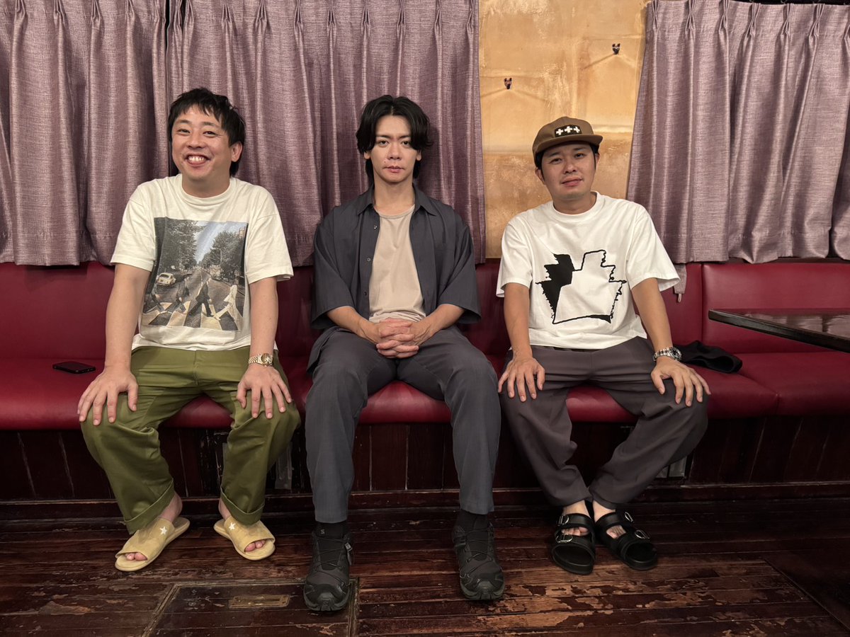 saraba_bar's tweet photo. さらば青春のBAR

昨晩のゲストはマヂカルラブリー野田クリスタルさん！
大宮への熱い思いを語ると思いきや、良く思っていなかったという不安がよぎる展開に。しかし、最後に待っていたのは、感動！？

クリスタルジム事情では、今年も開催・波乱の予感する神7や、大阪出店の思惑など、最新情報がズラリ。巻き起こるトラブルへの考えを聞いて、ブクロさんも吉本を牛耳りそうな匂いがすると感心。

キングオブコント優勝への思いを語ってくださった野田さんは、覇道を進んでいると感じさせてくれる1時間でした！

#大宮は大宮のままだった

アーカイブ
https://t.co/cYQoeKAZHp

#野田クリスタル
#マヂカルラブリー
#さらば青春の光
#さらばBAR