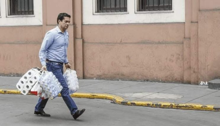 LiamInvestiga's tweet photo. Como te cambia el poder.

En la época del covid hasta ibas a trabajar a la cárcel y ahora quieres todo por zoom. https://t.co/02zyuu5ODT