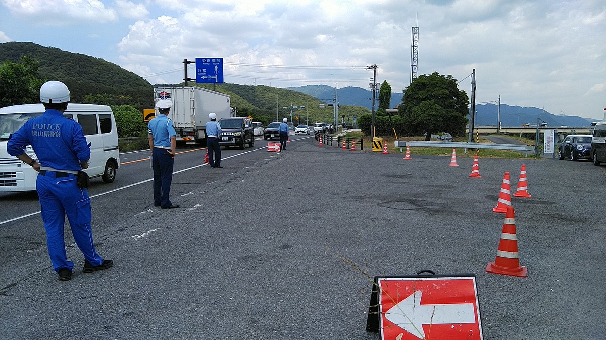 okayama_police's tweet photo. 【岡山東警察署】
国道２号で正面衝突による交通死亡事故発生⚠️
更なる被害を防ぐため、同路線で交通死亡事故抑止に向けた啓発活動を実施しました🚨
センターラインは命を守る境界線です。
線を守って、命を守りましょう。
#安全運転　#交通安全 https://t.co/igIjATSjap