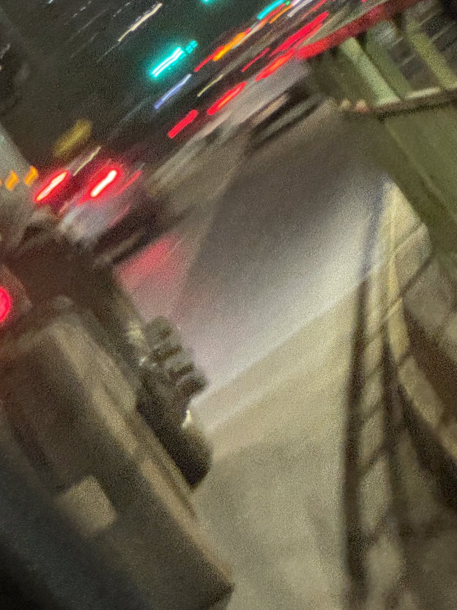 daniel_elbosque's tweet photo. Esto quien los fiscaliza, sin patente delantera y trasera, aparte con fierros salidos hacia afuera en los neumáticos, aparte te tiran el camión en Américo Vespucio y después por Av. Grecia en dirección al oriente. @MTTChile @Carabdechile https://t.co/budPQEK1cH