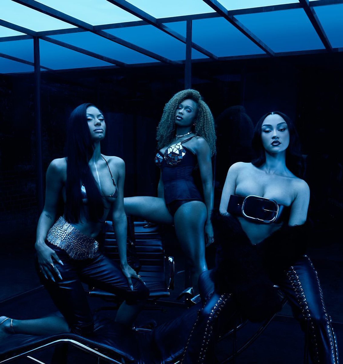 bchartsnet's tweet photo. Pitchfork aclama novo álbum de FLO, “Therapy at the Club”, lacrando uma nota 7.7

“FLO está no centro de um ressurgimento contemporâneo de girlgroups. A autocompreensão é o maior sentimento de todos no disco. (…) Todo desgosto é uma chance de amar novamente ou não amar ninguém.” https://t.co/FEyJU4fG0B