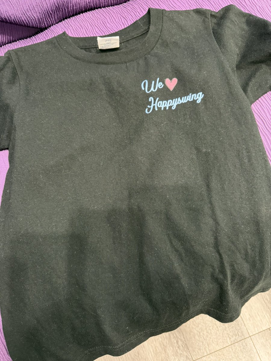 asmmk_ghgj's tweet photo. 届かないと思うけど、てるさんへ。
函館空港で息子のTシャツに書いてある「We ❤️HappySwing」に気づいてニコッとしてくれてありがとうございました。
プライベートなのに、息子に「パレード出るの？」と聞いてくれたのも優しくて、本当に嬉しかったそうです。てるさんを見たとき、目が輝いてました✨ https://t.co/MgXqpDuIwm