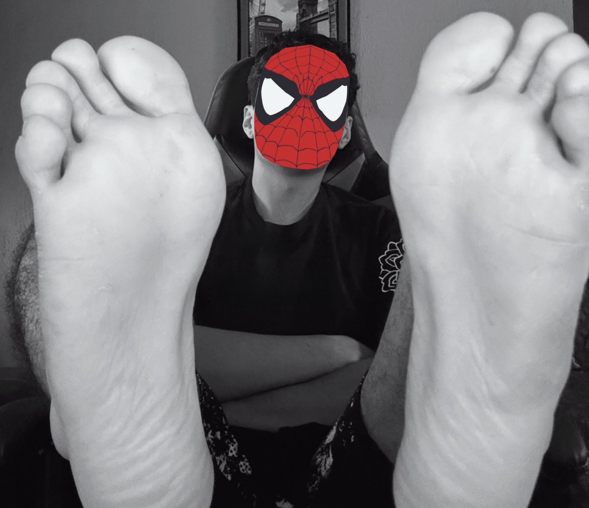 zeysoles's tweet photo. I want a tongue rn #feet #malefeet #footfetish https://t.co/bOfNHA1DtH