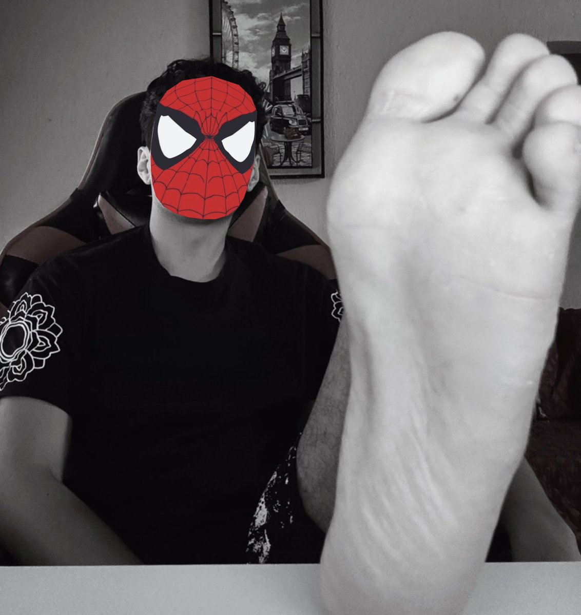 zeysoles's tweet photo. I want a tongue rn #feet #malefeet #footfetish https://t.co/bOfNHA1DtH