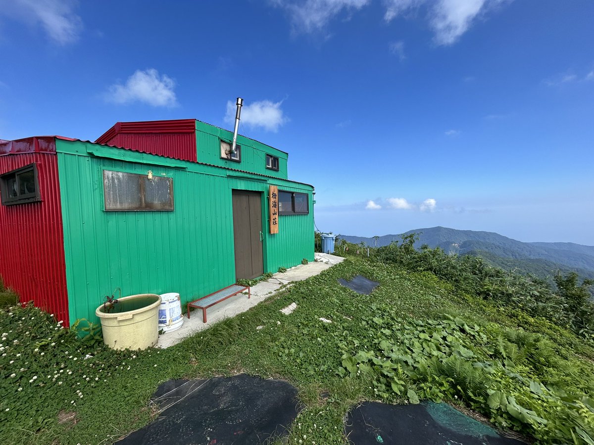 the_more_noble's tweet photo. ギリ電波あり！
栂海山荘
今日も暑くてペース上がらず
このペースだと今日は朝日小屋までだなー https://t.co/onECyODRng