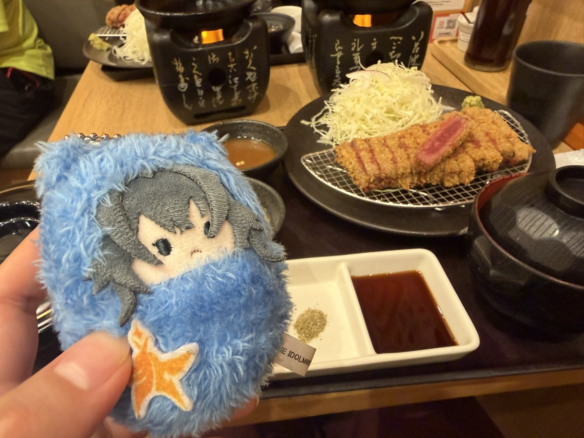 ema_BEA's tweet photo. おはや〜〜(:3_ヽ)_
本日17-23でお給仕です！衣装チェンジ！髪染めた！マブとオタクしてきた！これは今月で終わるらしいガンダムと勝利の牛カツ！ https://t.co/wzY5YJYb92