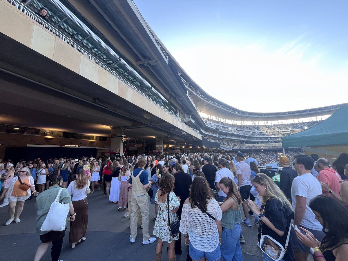ChrisRstrib's tweet photo. One of the longest merch lines Iβve ever seen. The womenβs restroom lines will likely soon rival it. Palatable excitement among the attendees. @NoahKahan @Twins #greatdividetour https://t.co/w4k2tRixir