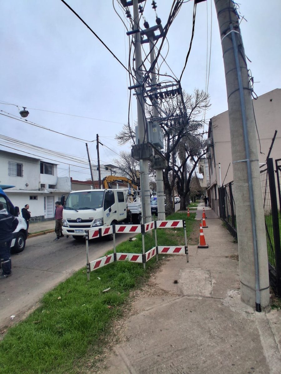 emergenciasAR's tweet photo. Esta tarde, Nansen y Víctor Mercante #Rosario personal de #EPE recibió una descarga eléctrica mientras realizaban trabajos en alta tensión en el lugar, el servicio de emergencias #sies presto las primeras curaciones trasladado al #heca a uno de los operarios y luego derivado al Sanatorio MAPACI con quemaduras de 4to grado. @leodelga2
@CalleDeRosario