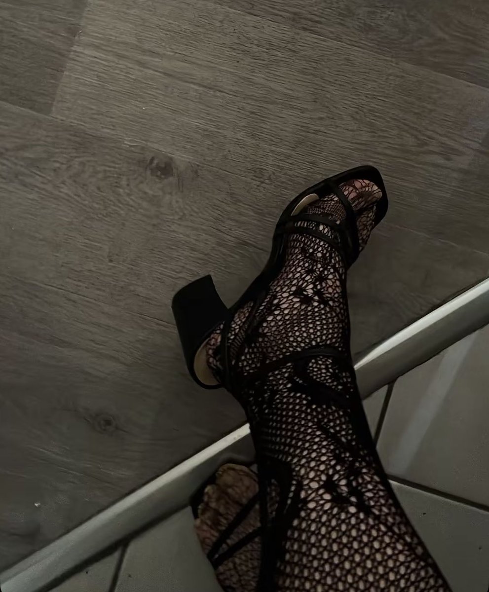 SD10700320's tweet photo. Mes talons me manque… ça me fait chier de plus oser être féminine dehors https://t.co/oLSr2IK5UT