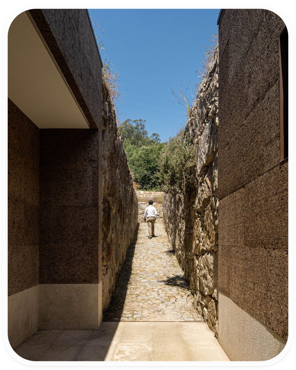 easy_ref's tweet photo. 位於葡萄牙 Paredes 的 Casa da Levada，以地形作為設計起點，讓建築物順應土地生長，而不是改變土地去適應建築。

檢視案例：https://t.co/NpkrSwCmoy

設計師：Tsou Arquitectos

企劃：宛妮
排版：芷儀

#地景建筑 #居住空间 #度假屋 #葡萄牙房屋 #景观建筑 #EasyRef #建筑设计 https://t.co/dgAVjsBIFY
