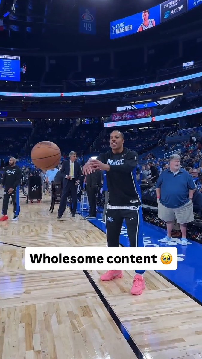 A wholesome moment between Desmond Bane and a young fan at shootaround 🥹 (via @配图1